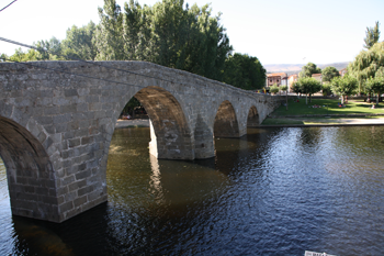 Resultado de imagen de puente romanico y mora navaluenga